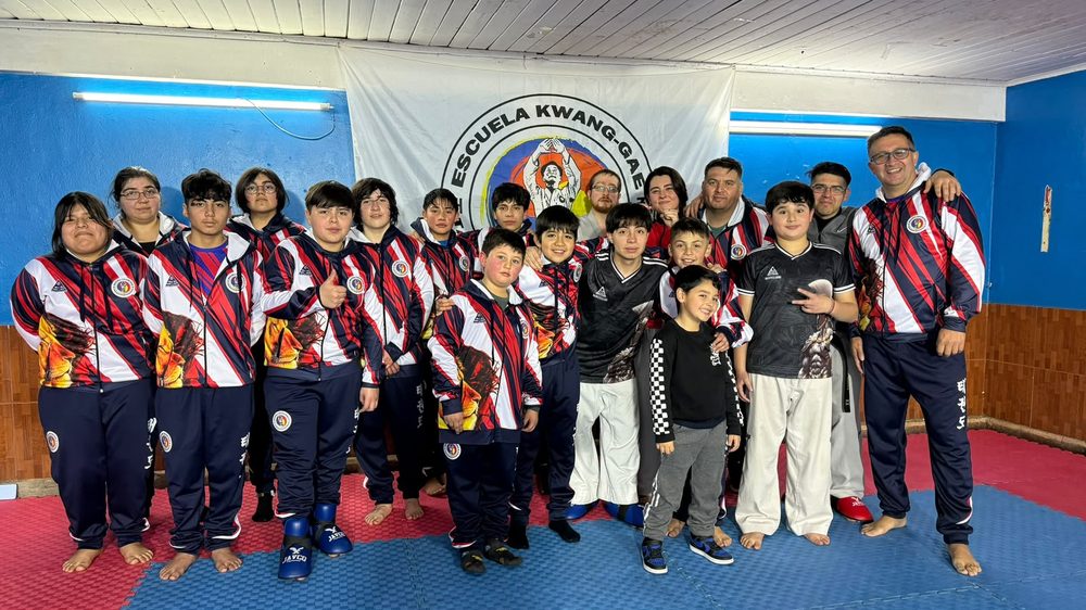Grupo completo de alumnos de la Escuela Kwang-Gae reunido en el dojo