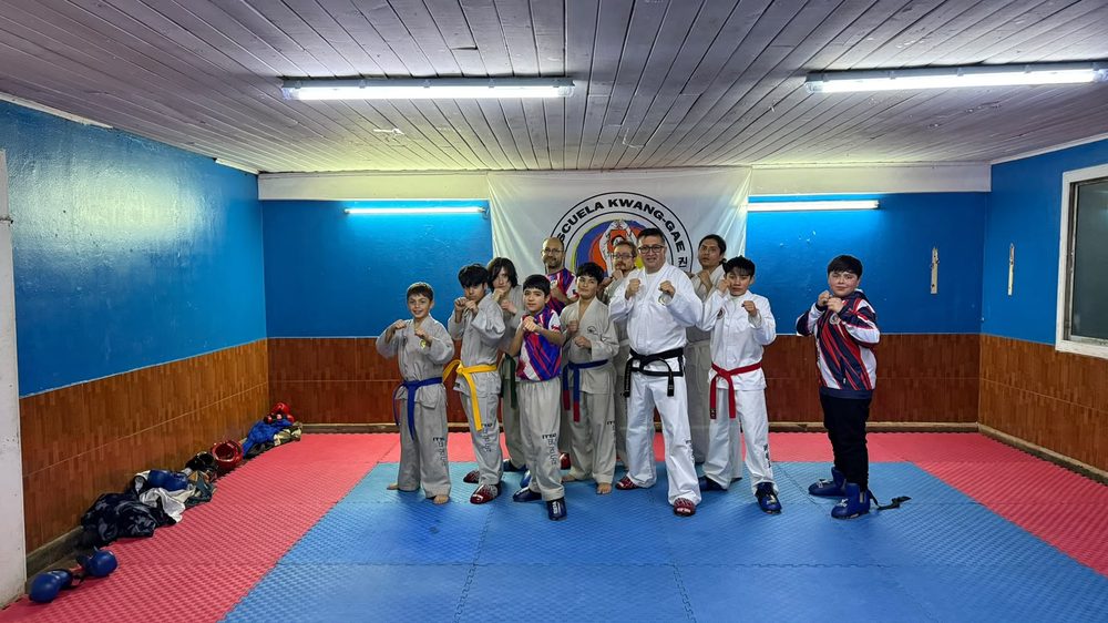 Alumnos en posición de guardia junto al instructor durante una clase