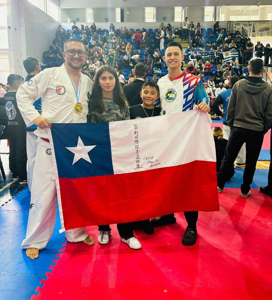 Delegación de la Escuela Kwang-Gae con la bandera de Chile en un torneo