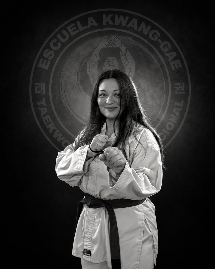 Retrato de Camila Yáñez, monitora de la Escuela Kwang-Gae, en dobok